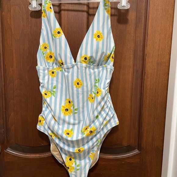 Old Navy women’s one piece bathing suits Striped and floral. Tie shoulder size M - Picture 2 of 7